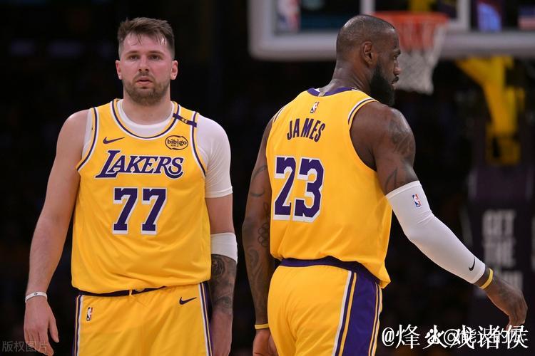 湖人险胜太阳116-114喜忧参半！詹姆斯+替补扛大旗，东契奇+斯玛特显短板