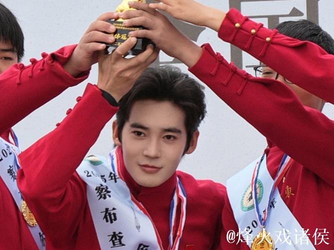 于适携手浪琴荣膺荣耀头衔,助力骑射赛事推广 于适携手浪琴荣膺荣耀头衔,助力骑射赛事推广