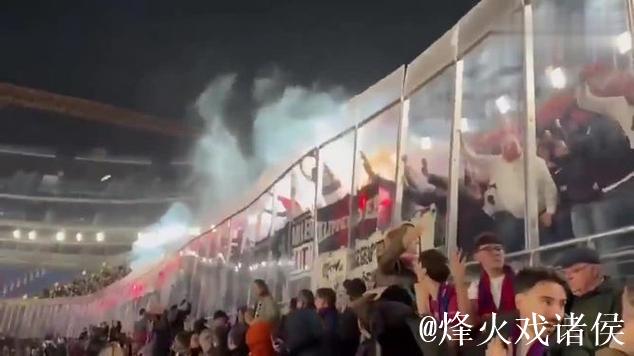 科贝记者:法兰克福球迷向巴萨球迷区投掷杂物 科贝记者:法兰克福球迷向巴萨球迷区投掷杂物