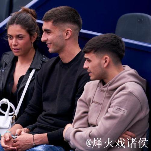 佩德里与女友合影引热议